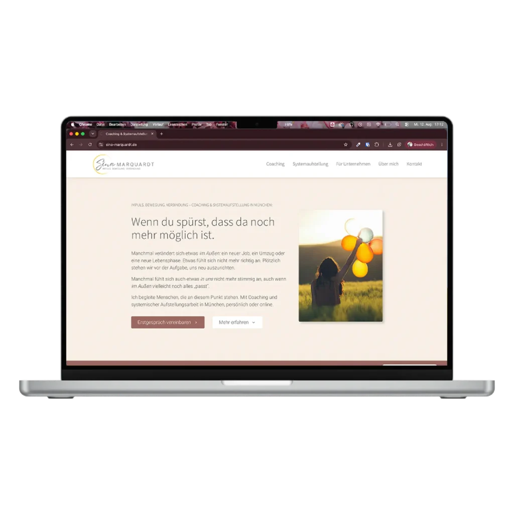 Startseite der Website von Coachin Sina Marquardt aus München mit warmem Rost-Beige-Farbschema