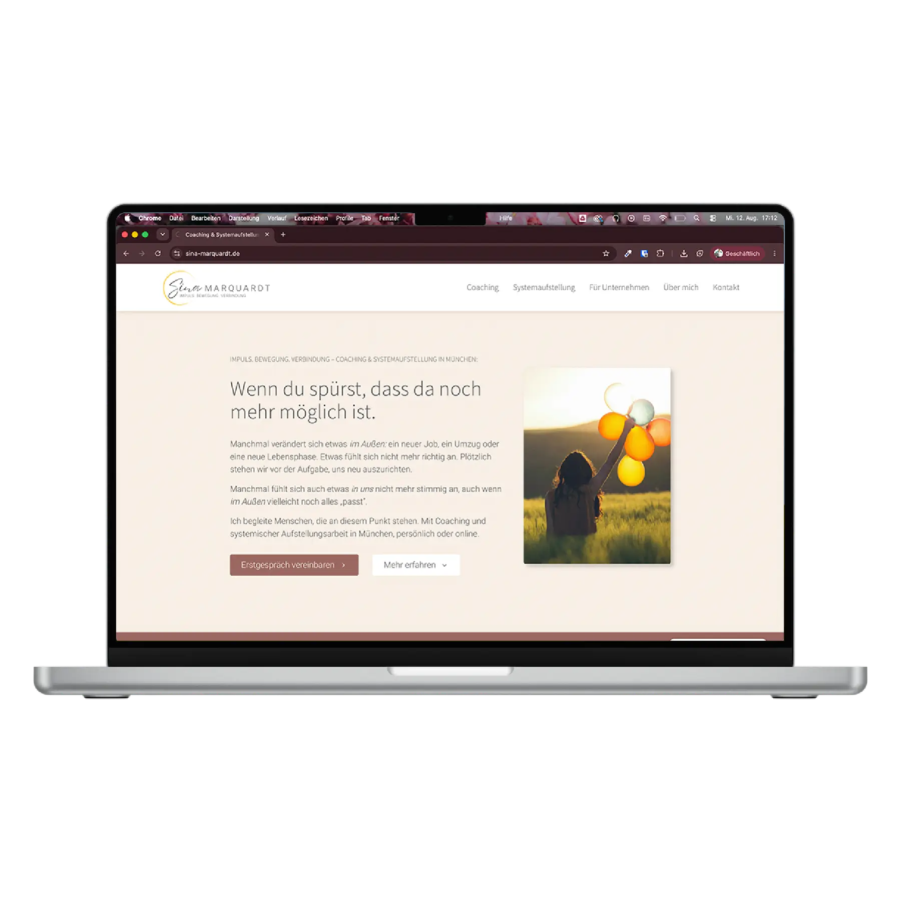Startseite der Website von Coachin Sina Marquardt aus München mit warmem Rost-Beige-Farbschema